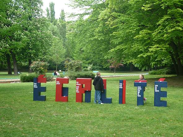 Lettres 3D installées dans l'espace public